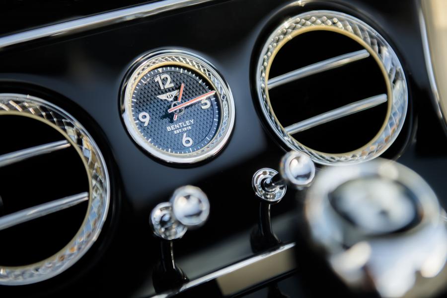 Детали интерьера Bentley Continental GT V8 Convertible 2019 года  (WW) (фото 2 из 16)